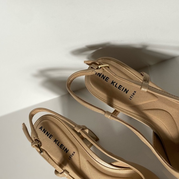 Anne Klein~Baxter~Two-Toned~Slingback~Almond Toe~Block Kitten Heel~Pump~Size 7 - Picture 4 of 12